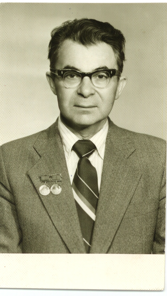 Dad in 1980.jpg (266066 bytes)